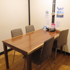 個室は1室のみのご用意となっており、4名様までお座りいただけるお部屋となっております。 ご利用いただける際はご予約の程、よろしくお願いいたします。