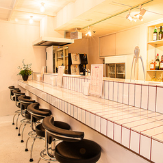 カウンター席は友人や恋人、同僚とご飲食いただくのにもぴったり♪ぜひ、思い出に残るひとときをお過ごしください♪