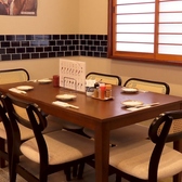 テーブル席は、家族や気の置けない友人との食事会にぴったりです。ゆったりとした空間があり、会話を楽しみながらリラックスできます。料理を取り分けやすく、シェアしながら食事を楽しむことができるのも魅力。思い出に残るひとときを演出します。