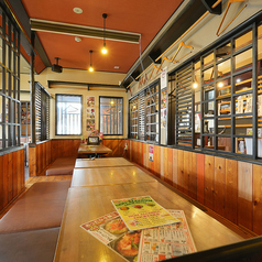 ゆったりとした空間に配置された掘りごたつ席は、足を伸ばしてくつろげる人気のエリア。広々とした店内ならではの開放感があり、昭和レトロの音楽が流れる中で落ち着いた時間を過ごせます。家族やグループ利用にも最適です。