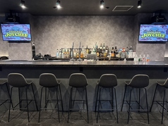 ライブ感あふれるキッチンを目の前に臨むカウンター席は、お一人様やカップルでのご利用に大変人気のあるお席です。調理の音や食欲をそそる香りを間近で感じながら、五感で美味しいお料理をお楽しみいただけます。スタッフとの気軽な会話も弾む特等席で、当店ならではの臨場感と温かいおもてなしをご堪能ください。