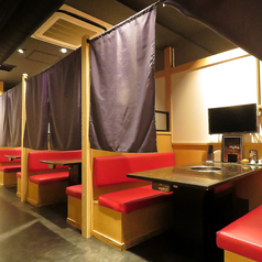 【伊藤課長】「無煙ロースター」採用で油と臭いをカット！※4名卓は結合不可