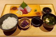 マグロ入り3種のお造り定食