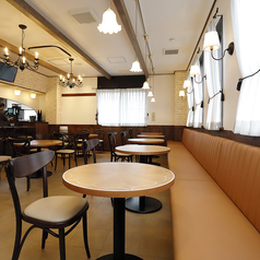 店内中央に配置された丸テーブルの4名席は、グループでのランチやカフェタイムにぴったり。おしゃべりが弾むレイアウトで、女子会や親子利用にもおすすめ。