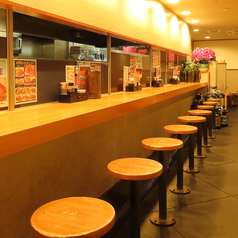 カウンターも充実！ドリンク等がリーズナブルなのでお一人様でもプチ宴会もできちゃう！〆にはラーメンもおすすめです！