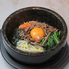 店の看板メニュー！ナムルも手作り☆熱々な石焼で提供する【ビビンバ】で〆まで満足◎の写真