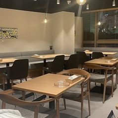 ゆったりとくつろげるテーブル席をご用意しています。落ち着いた雰囲気の中、美味しいお食事を味わいながら、女子会やご友人とのお集まりなど楽しい時間をお過ごしいただけます♪