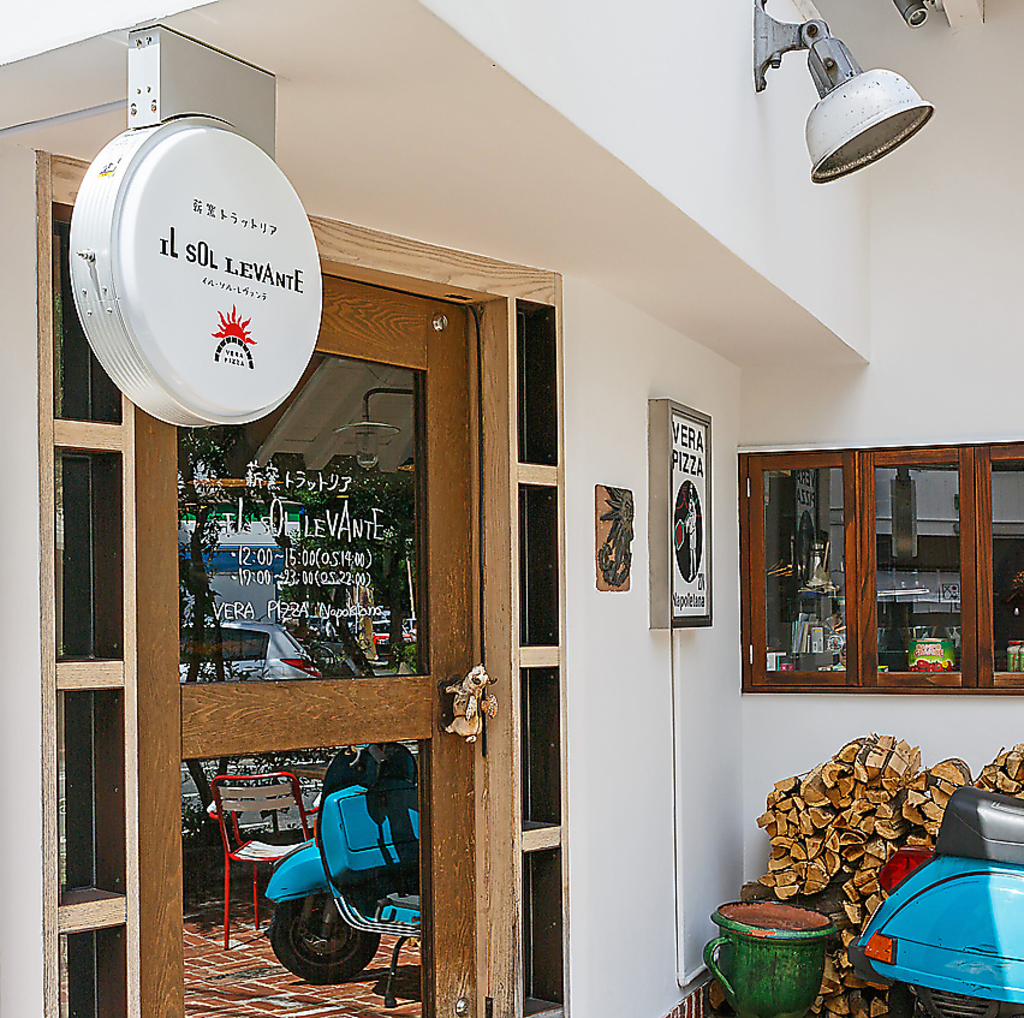 白い壁と木目のドアが目印☆お子様連れ・女子会にぴったりなお店です。