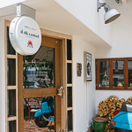 白い壁と木目のドアが目印☆お子様連れ・女子会にぴったりなお店です。