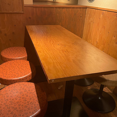 【6名様向け】＜個室＞ゆっくりとお過ごしいただけるお席です。名物「正直塩つくね」「無敵ハツユッケ」や、鶏料理を多数ご用意しております。