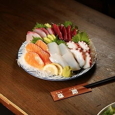 新鮮な季節のお魚を使った刺身盛り