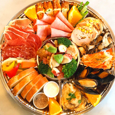 ピザ以外にも20種以上の季節のお料理をご用意しております石窯焼きのソーセージやお魚などもございますの写真