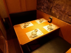 カップル専用席です。おこもり感のあるデートに最適な半個室のお部屋です。