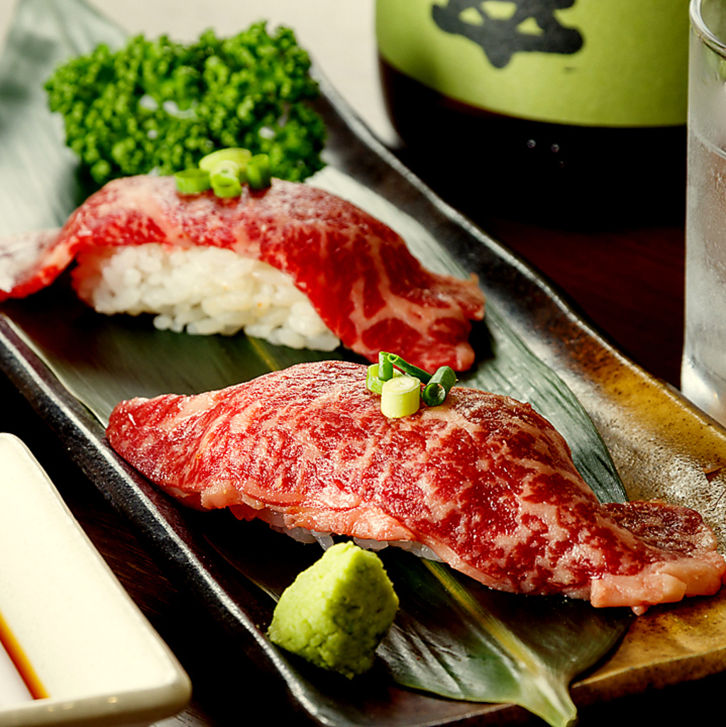 特選牛トロ炙り寿司は人気の逸品。ワサビとお肉との相性も抜群！