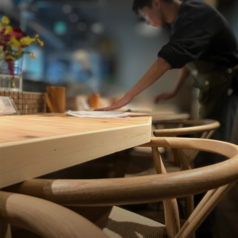 炉端カウンターでゆったり女子会も◎Zi-co自慢の魚料理に舌鼓しながら日本酒で乾杯・・・。店内の雰囲気と相まって楽しい宴会はいかがでしょうか♪誕生日のお祝いも全力でお手伝いさせていただきますので何なりとお申し付けください♪