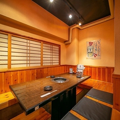 6名様席【4～6名様】グループでの宴会にぴったり！仲間と盛り上がれるなお席。4～6名様でご利用いただけるテーブル席。明るく居心地の良い空間は、カジュアルな焼肉パーティーにもぴったり！靴を脱がずにご利用いただくテーブル席と、掘りごたつのお席がございますのでご希望のお席がある場合事前のお問い合わせがおすすめ