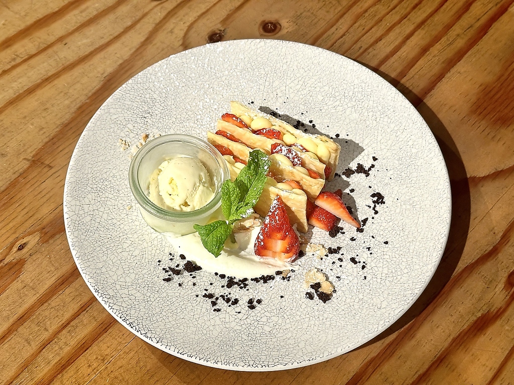 Hajiオリジナルミルフィーユは、パイのサクサク感と濃厚なカスタードによる上品な味わいです。