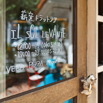 洗練された木のぬくもりを感じられるお店。ゆったりとお過ごし頂けます！