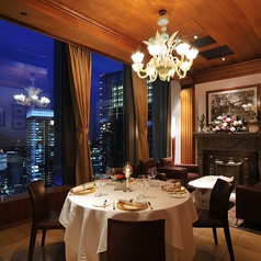 ローマのさる名家で使われていたという15世紀の石造りの暖炉が品格を添える「Club Golosi=美食家倶楽部」お集まりの人数とお好み・ご予算に応じてお使いいただけます。※個室ご利用のご予約はお店へ直接お問い合わせください。