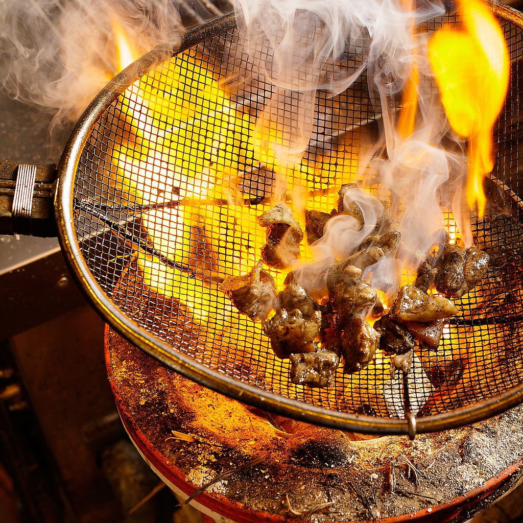 伊達鶏の『黒焼き』はたっぷり150gでご用意！豪快に炭火の炎を纏わせ味わい深い仕上がりで提供♪