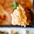 『穴子めし』の美味しい食べ方1。まずはそのまま、穴子の骨でとった出汁で炊き上げたご飯だけでいただきます。
