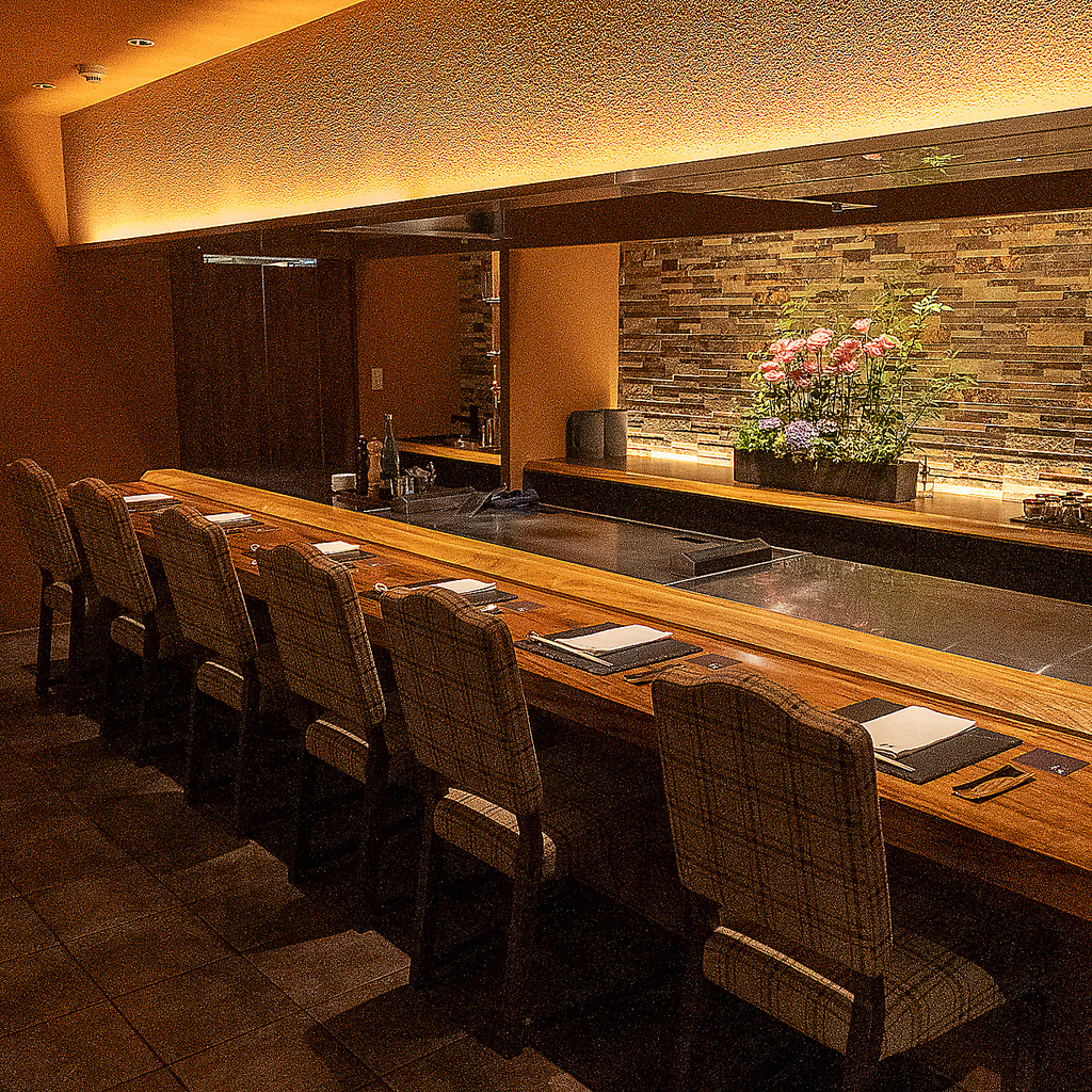 記念日に◎8席のカウンターはシェフのLIVE感あるパフォーマンスを目の前でお楽しみ頂ける特等席です