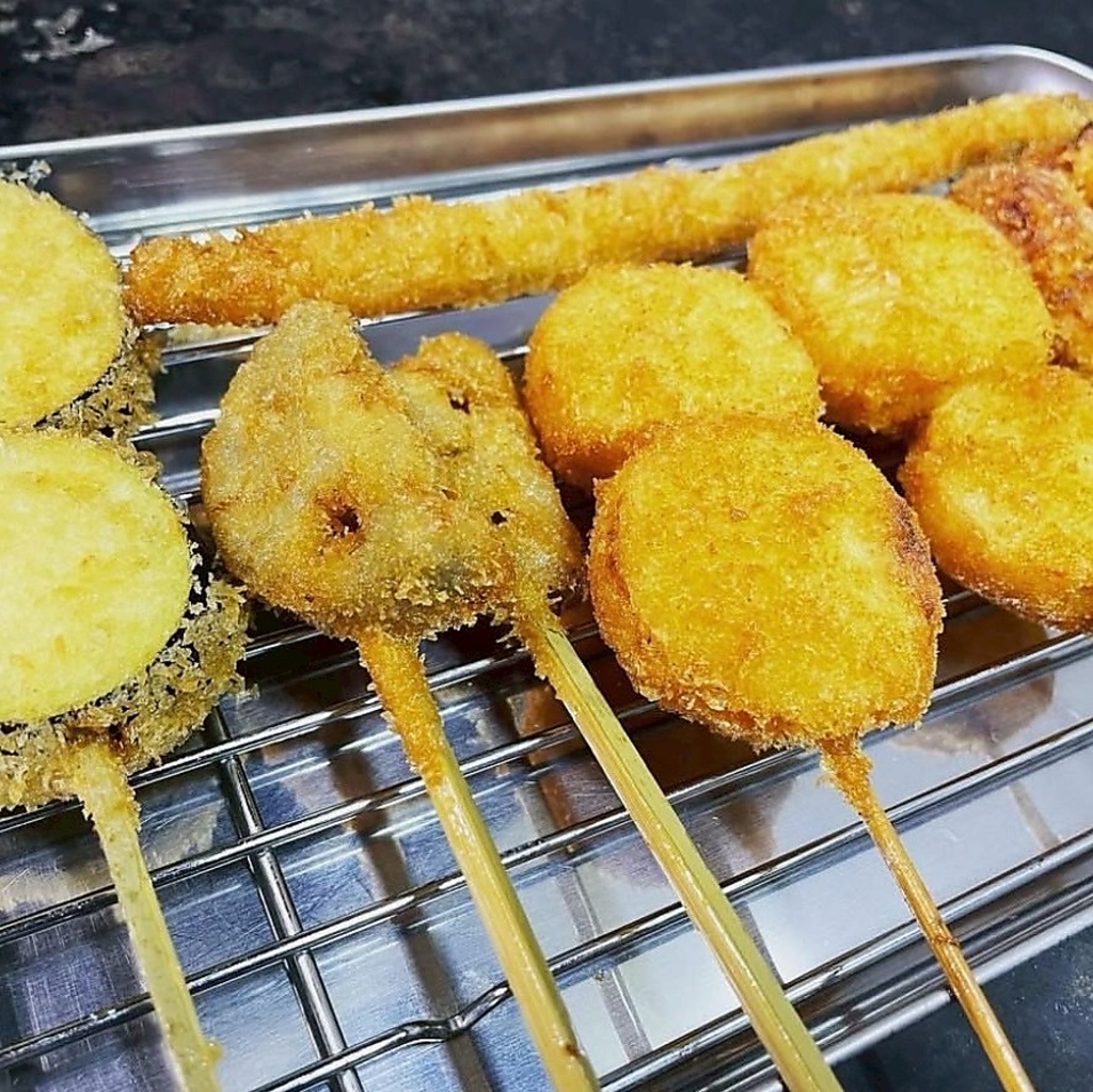 お子様から大人まで楽しめる串カツは1本220円(税込)～ご注文OK♪うずら、豚、ホタテなど種類も豊富♪