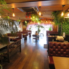 ゆったりとした2人掛けテーブル席が2卓ございます。緑と温かい照明に囲まれたきれいな空間は、デートやご夫婦でのプライベートな食事に最適！充実のワインと共に、本格料理をどうぞ☆