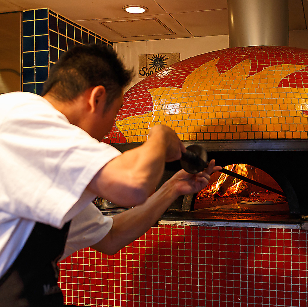 店内にはピザ窯を完備！焼きたてアッツアツの状態でご提供いたします♪