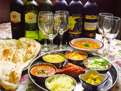 カレー辛さは5段階から選べる。ナンの種類も豊富な本格的インド料理のお店である。
