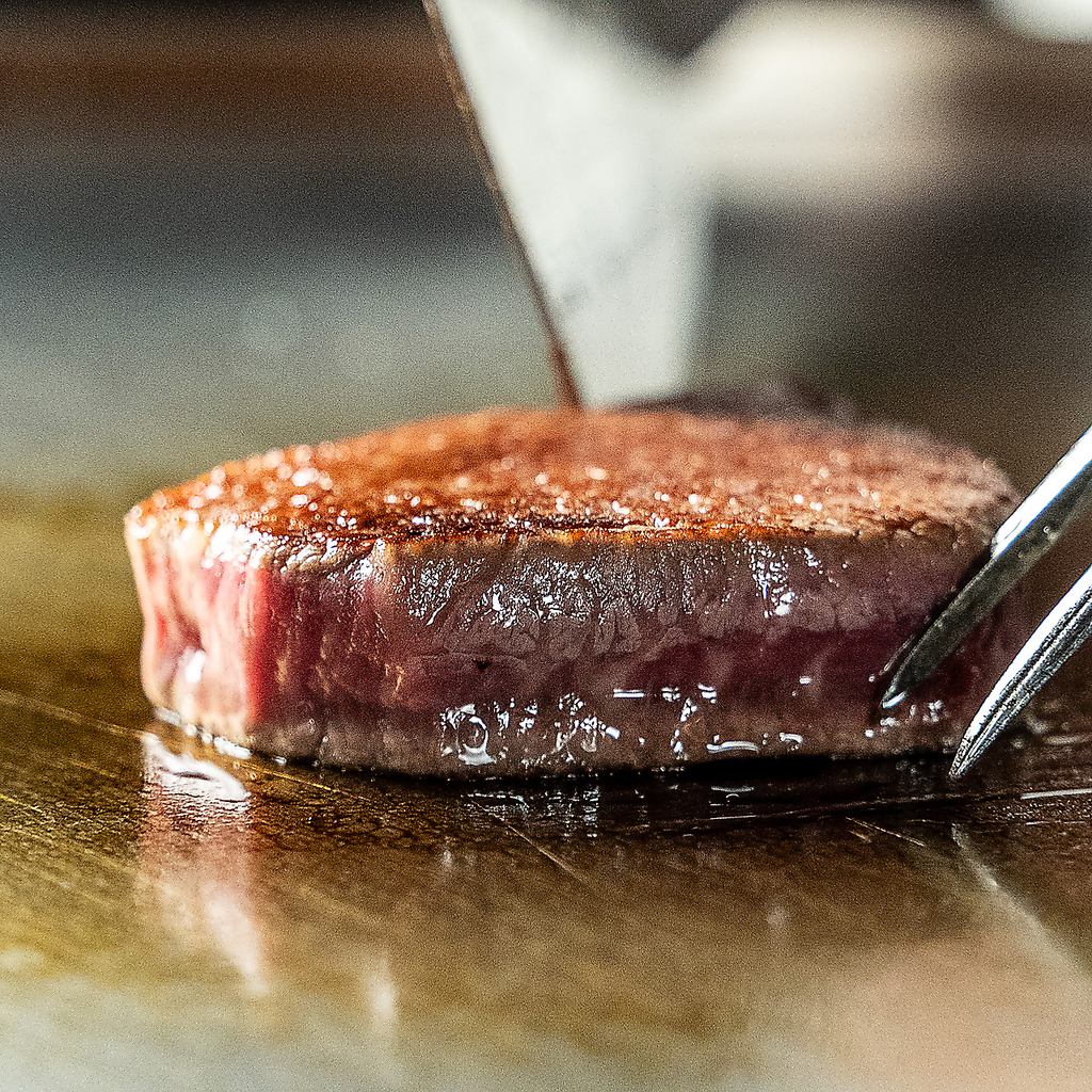 厳選した食材を鉄板焼きでお召し上がりいただけます。鉄板で調理する迫力と香りもお楽しみください！