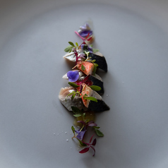 釧路産鰯と炭火で焼いた茄子のマリネの写真