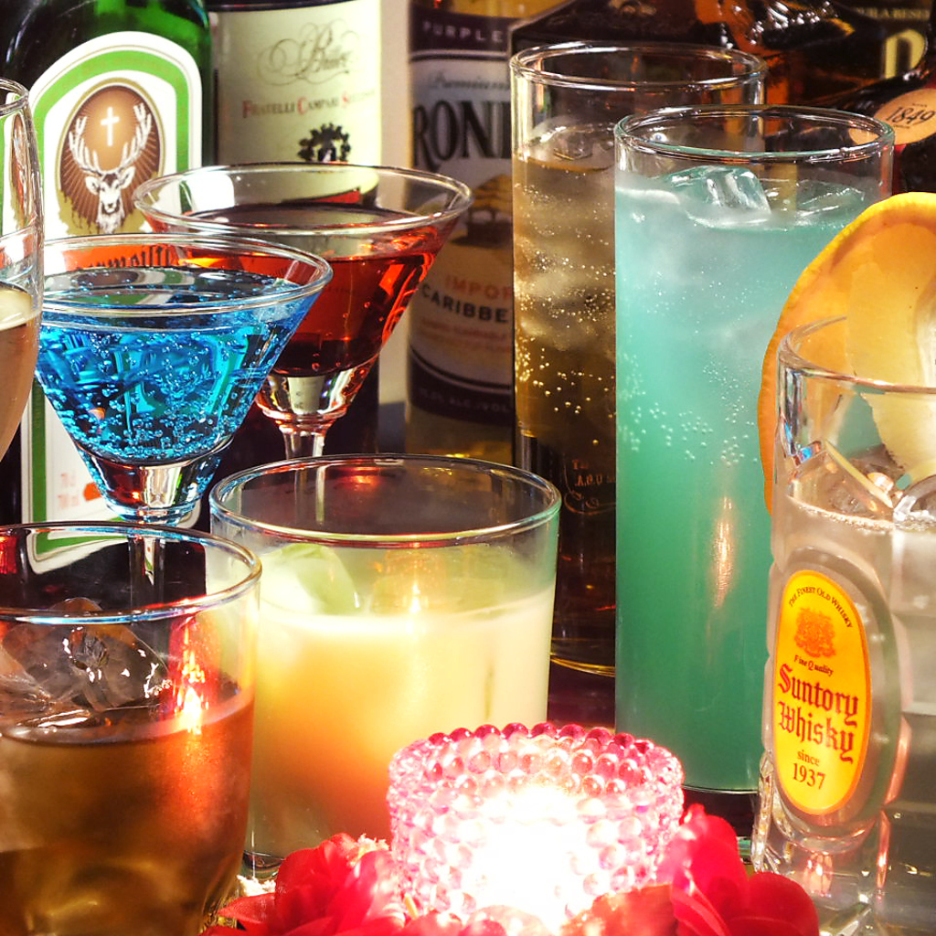 バーならではの本格カクテルを豊富に取り揃え。モエシャンをはじめシャンパンボトルも★