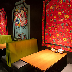 BOX席は、プライベート感を大切にした落ち着いた空間で、友人や家族との食事に最適です。鮮やかな花柄の壁が印象的なデザインで、温かみのある雰囲気を醸し出しています。広めのソファ席が心地よく、リラックスしながら食事を楽しむことができます。