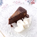料理メニュー写真&nbsp;チョコケーキ ホイップクリームとともに