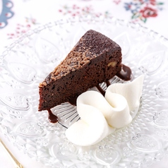 チョコケーキ ホイップクリームとともに