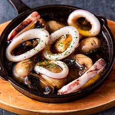 イカとマッシュルームのアヒージョ
