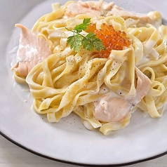 スモークサーモンといくらのクリームソース