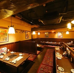 B1Fには、彫り炬燵のお席をご用意しております。古き良き時代を思い出させる装飾品がレトロな雰囲気を演出し、足元もゆったりとしているため、楽にお過ごしいただけます。お子様連れのご家族にもおすすめの空間です。また、珍しい掘り炬燵のカウンター席もありデート利用にもぴったりです。