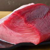 毎朝仕入れる新鮮な鮮魚を厳選し、素材本来の旨みを活かしたお刺身でご提供しております。身の締まりや上品な甘み、脂のりまで楽しめる旬魚を、職人が丁寧に切り付け華やかに盛り付け。日本酒や焼酎との相性も抜群で、お食事の始まりやご宴会にもおすすめの自慢の逸品です。