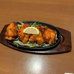 香ばしく焼き上げたスパイス香るタンドリーチキン、外は香ばしく中はジューシーの写真