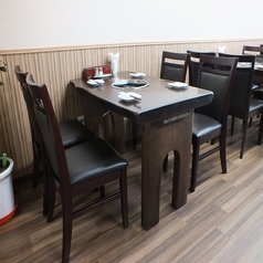 テーブル席は広々とご利用いただけます。落ち着いた空間でゆっくり食事をお楽しみください。ご不明点はお問い合わせください。