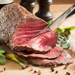 黒毛和牛を贅沢に使用したローストビーフは、肉の旨みを閉じ込めた口の中でとろける美味しさ。