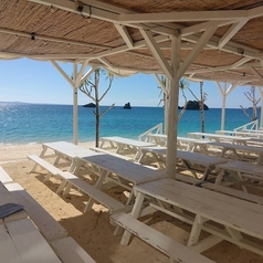 最大約200名様までお席用意可能です！広々とした座席でBBQと沖縄の海をお楽しみください！