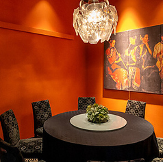 完全貸切席の小個室席は、1部屋最大9名までご利用いただけます。※小個室席は、別途5000円(税込)、大個室席は最大20名ご利用可能で、別途10000円(税込)頂戴いたします。