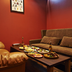 ゆったりとくつろげるソファー席は、長居にもぴったり♪やわらかな座り心地で、リラックスしながら食事や会話を楽しめる人気の席です！