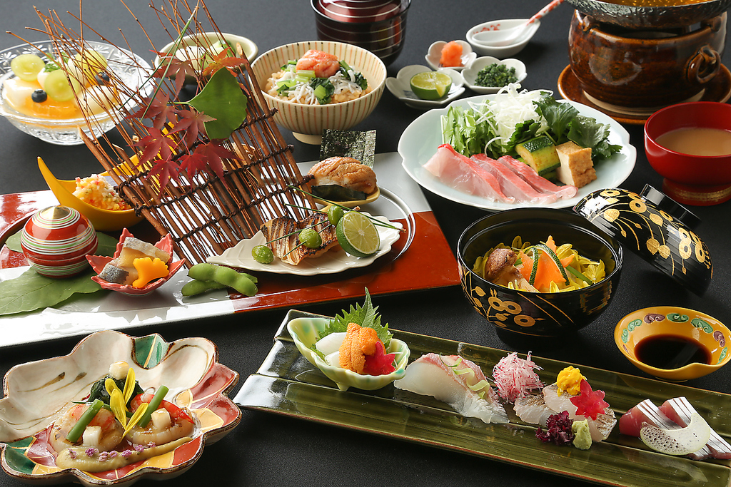 四季折々の旬食材が彩る、上質な懐石料理をお楽しみください。