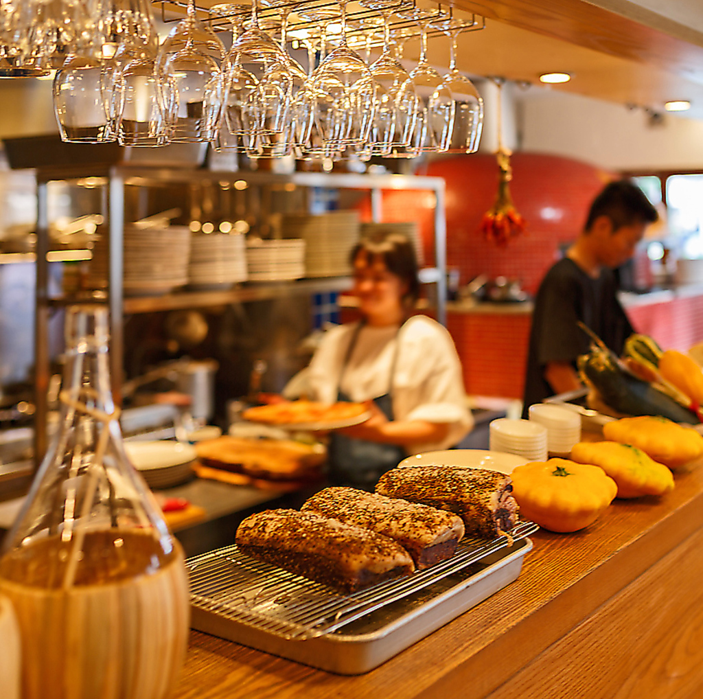 明るく活気のある店内！イタリアをお気軽にお楽しみ頂ける一軒家レストランです。