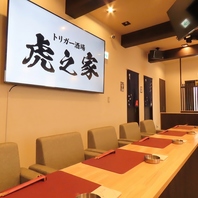 どの席からでも見やすい！4面モニター&大型85インチ画面