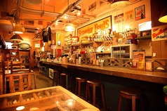 お一人でも気軽に入れるカウンター席をご用意しています！ふらっときて、落ち着いた店内でしっぽり飲むのもよし♪常連さん同士で自然と仲良くなるのもアメリカ食堂ならでは！